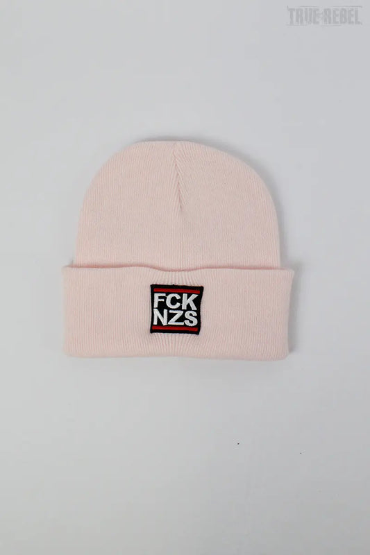 Rosanes Beanie FCK NZS Pastel Pink mit FCK NZS Schriftzug von True Rebel