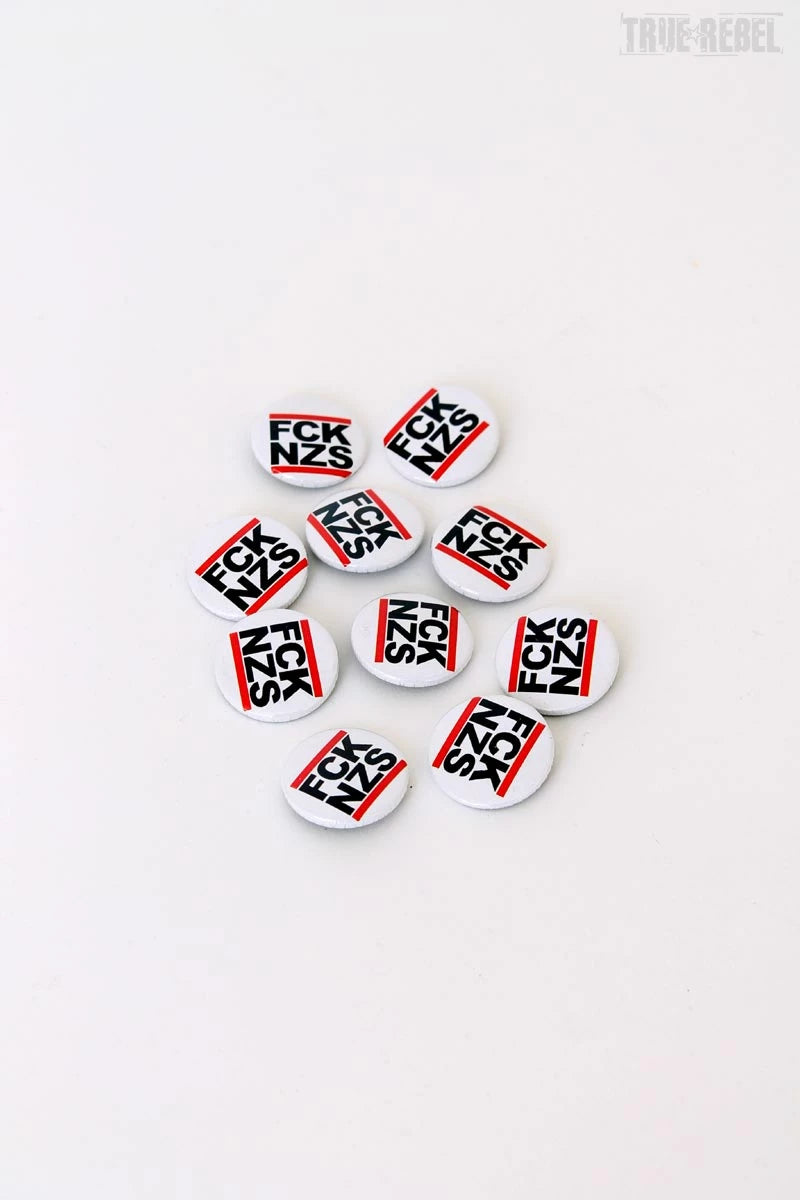 Weißer Button White mit klassischem FCK NZS-Logo von True Rebel