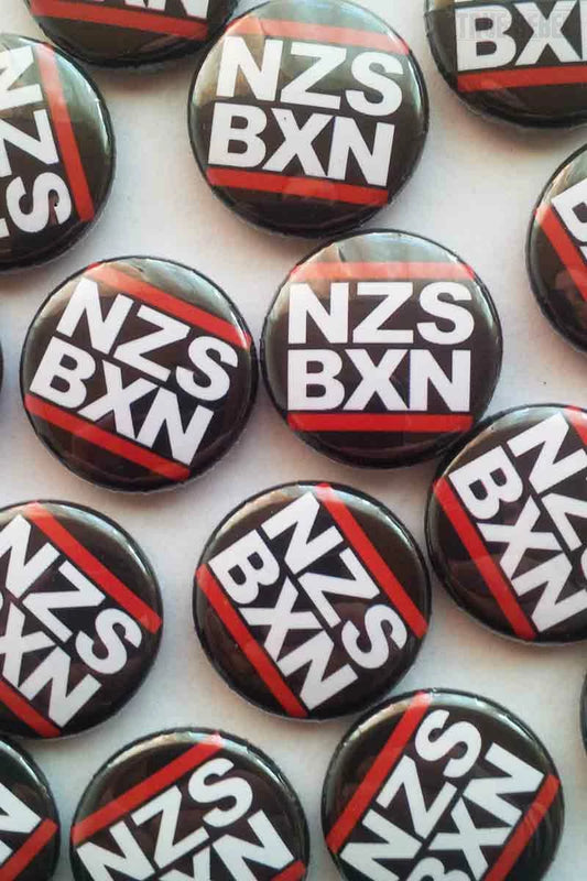 Schwarzer Button Black mit NZS BXN-Logo (steht für Nazis Boxen) von True Rebel