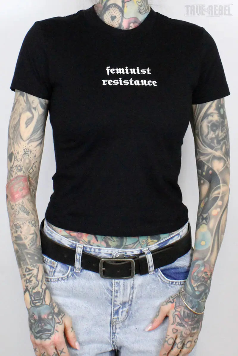 Schwarzes, bauchfreies Oberteil Feminist Resistance T-Shirt von True Rebel
