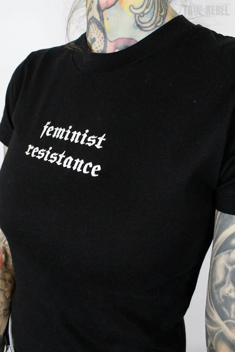 Schwarzes, bauchfreies Oberteil Feminist Resistance T-Shirt von True Rebel
