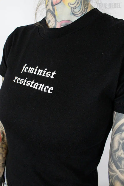 Schwarzes, bauchfreies Oberteil Feminist Resistance T-Shirt von True Rebel