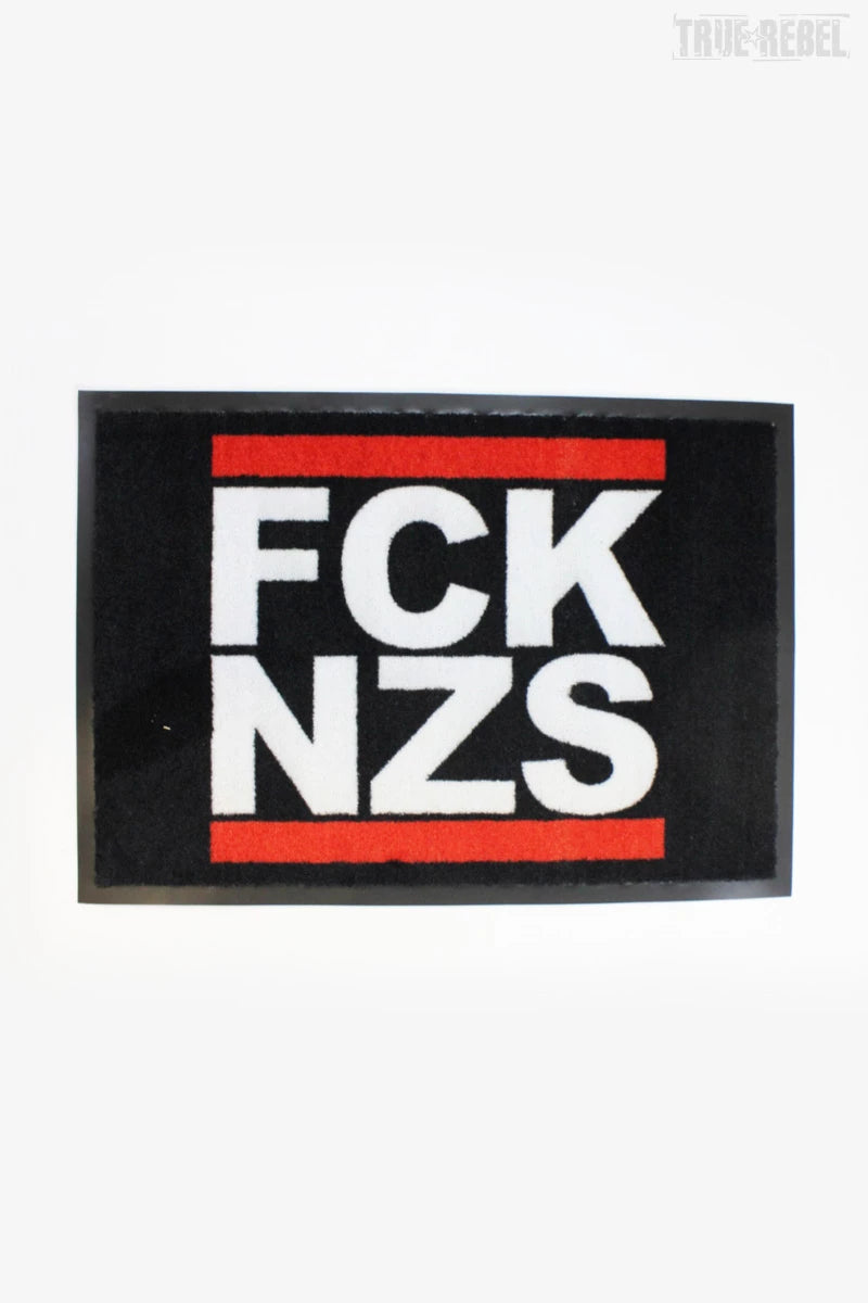 Schwarze Fußmatte FCK NZS mit gewebtem Logo im klassischem Design von True Rebel