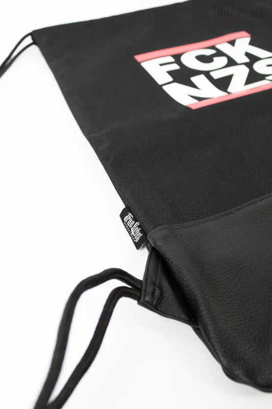 Schwarzer Turnbeutel FCK NZS Gymbag 2.0 mit klassischem FCK NZS-Logo von True Rebel