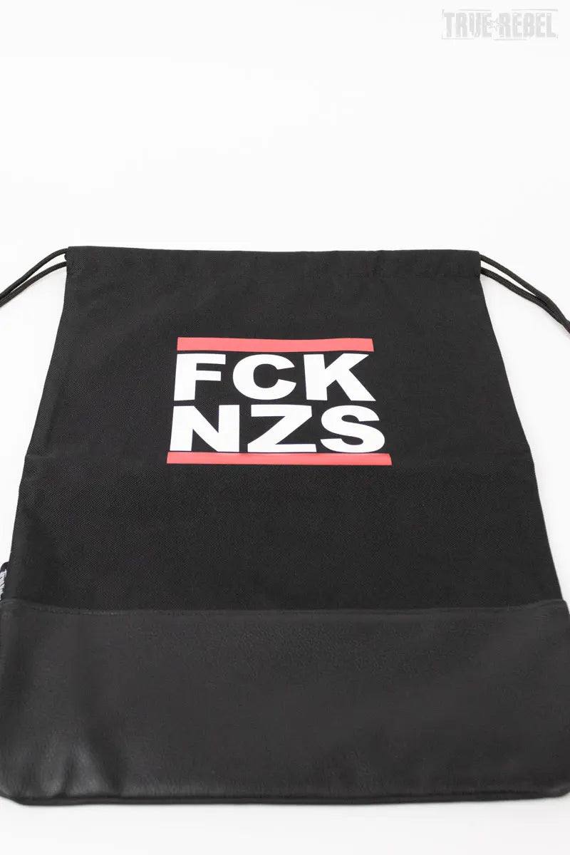 Schwarzer Turnbeutel FCK NZS Gymbag 2.0 mit klassischem FCK NZS-Logo von True Rebel
