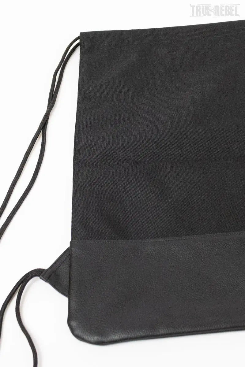 Schwarzer Turnbeutel FCK NZS Gymbag 2.0 mit klassischem FCK NZS-Logo von True Rebel