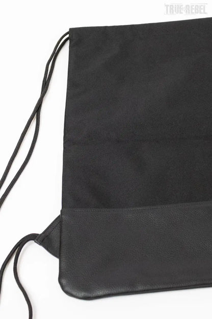 Schwarzer Turnbeutel FCK NZS Gymbag 2.0 mit klassischem FCK NZS-Logo von True Rebel