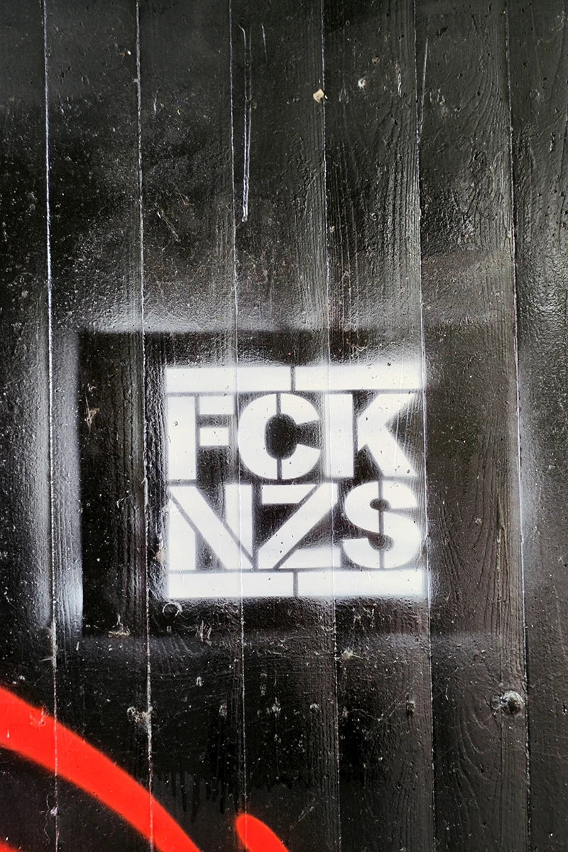 Weiße Sprühschablone FCK NZS Spray Stencil von True Rebel