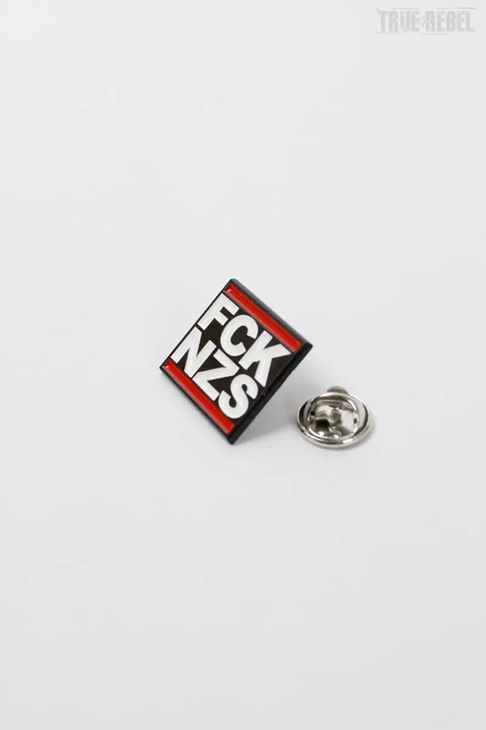 Schwarzer Metal Pin FCK NZS Black mit klassischem FCK NZS-Logo von True Rebel