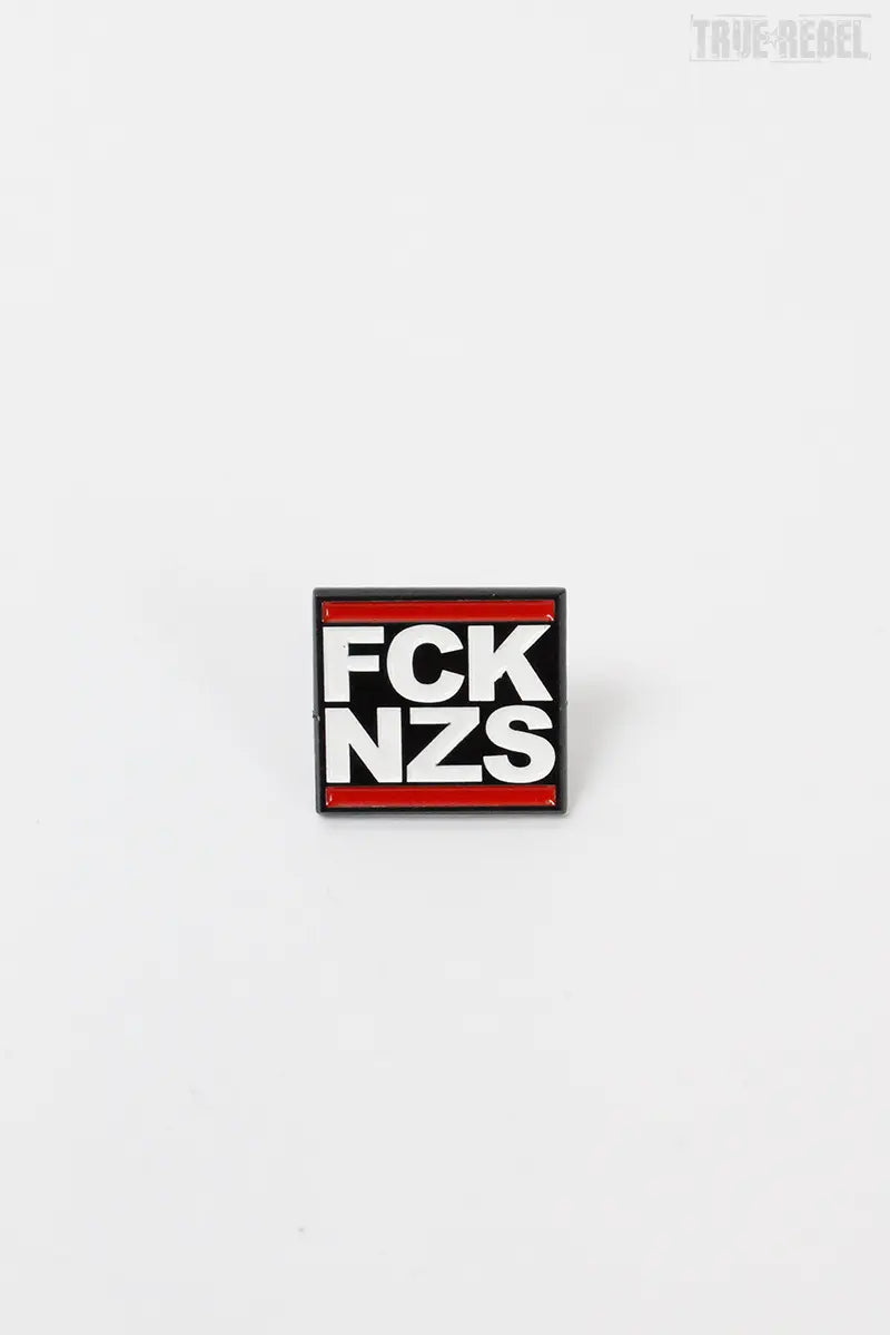 Schwarzer Metal Pin FCK NZS Black mit klassischem FCK NZS-Logo von True Rebel