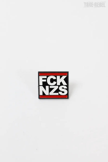 Schwarzer Metal Pin FCK NZS Black mit klassischem FCK NZS-Logo von True Rebel