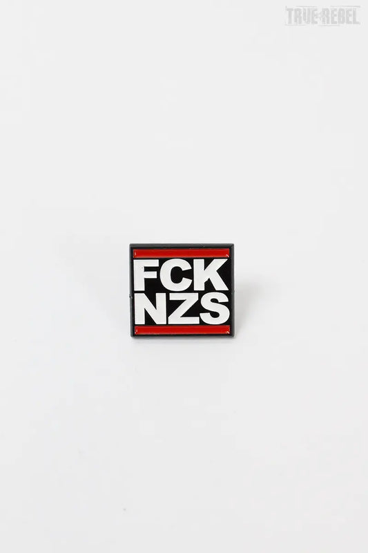 Schwarzer Metal Pin FCK NZS Black mit klassischem FCK NZS-Logo von True Rebel