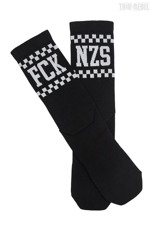 Schwarze Socken True Rebel Socks FCK NZS Checkerboard Black mit weiß-kariertem Muster