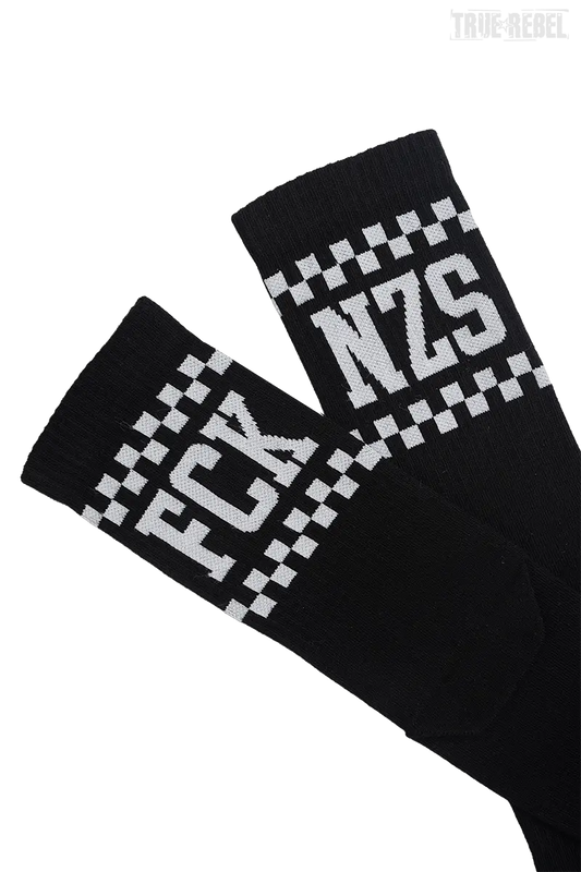 Schwarze Socken True Rebel Socks FCK NZS Checkerboard Black mit weiß-kariertem Muster