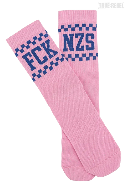 Pinke Socken True Rebel Socks FCK NZS Checkerboard Pink mit blau-kariertem Muster