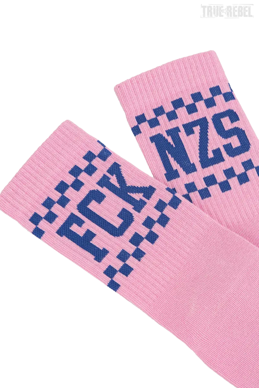Pinke Socken True Rebel Socks FCK NZS Checkerboard Pink mit blau-kariertem Muster