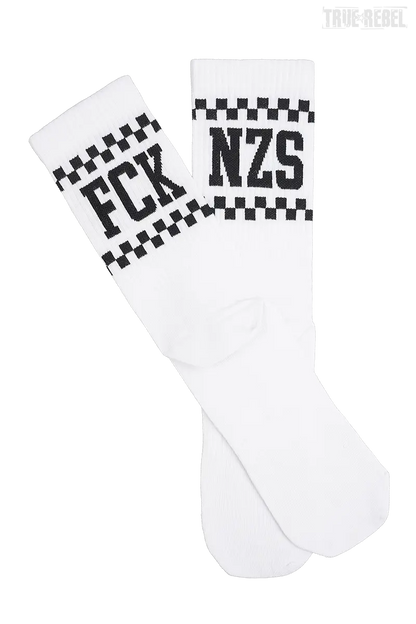 Weiße Socken True Rebel Socks FCK NZS Checkerboard White mit schwarz-kariertem Muster