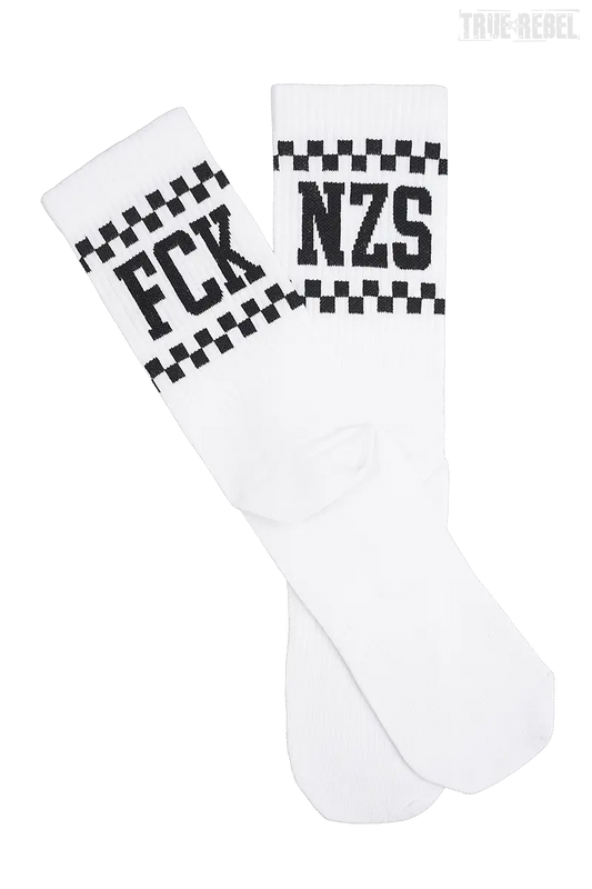 Weiße Socken True Rebel Socks FCK NZS Checkerboard White mit schwarz-kariertem Muster
