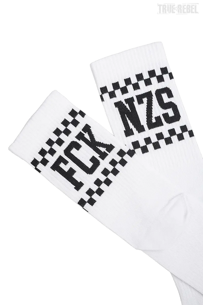 Weiße Socken True Rebel Socks FCK NZS Checkerboard White mit schwarz-kariertem Muster