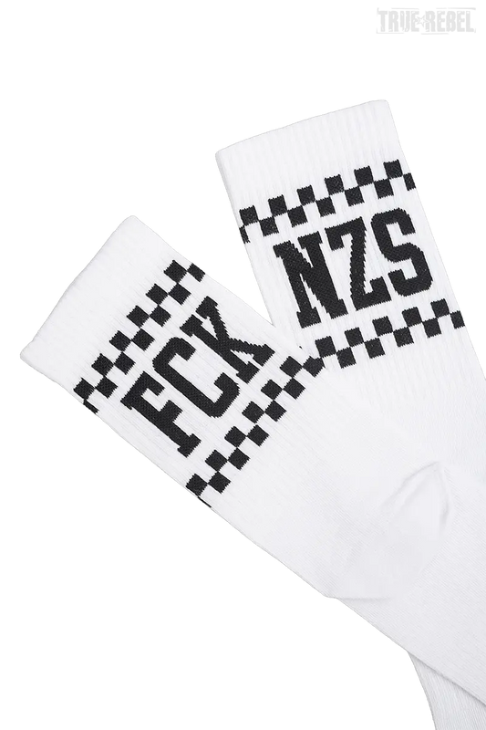 Weiße Socken True Rebel Socks FCK NZS Checkerboard White mit schwarz-kariertem Muster