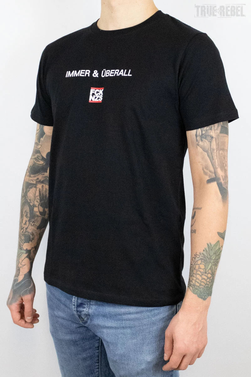 Schwarzes FCK NZS Shirt mit Aufschrift 'Immer & Überall', sowie Logo-Aufdruck von True Rebel