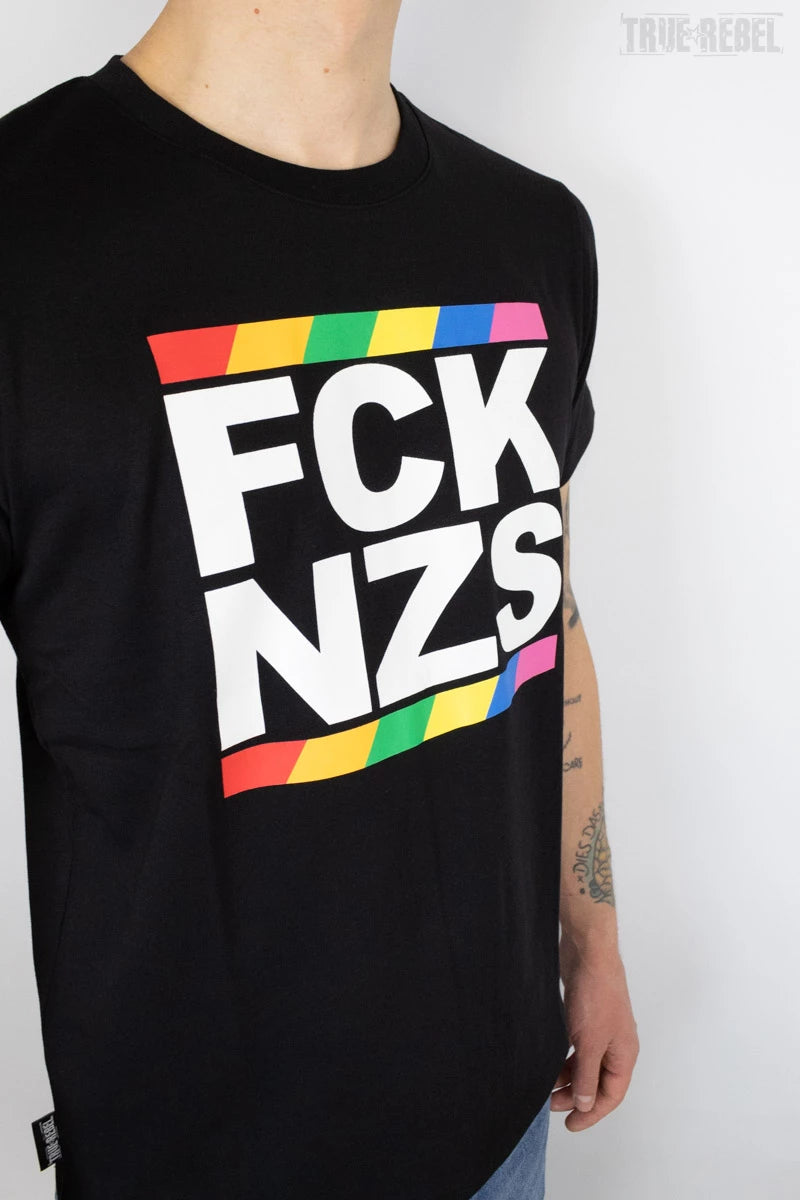 Schwarzes FCK NZS T-Shirt Pride Black mit FCK NZS Logo in Regenbogenfarben von True Rebel