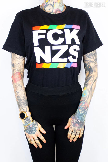 Schwarzes FCK NZS T-Shirt Pride Black mit FCK NZS Logo in Regenbogenfarben von True Rebel