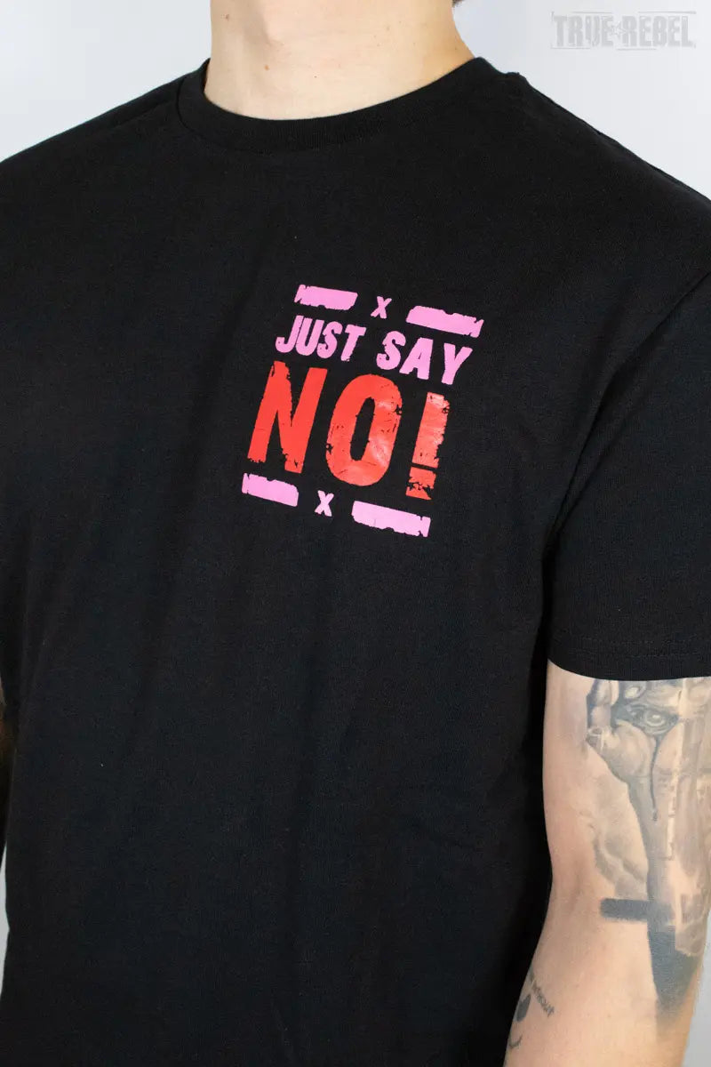 Schwarzes No Discussion T-Shirt mit kleinem Brustdruck und großem Rückendruck von True Rebel