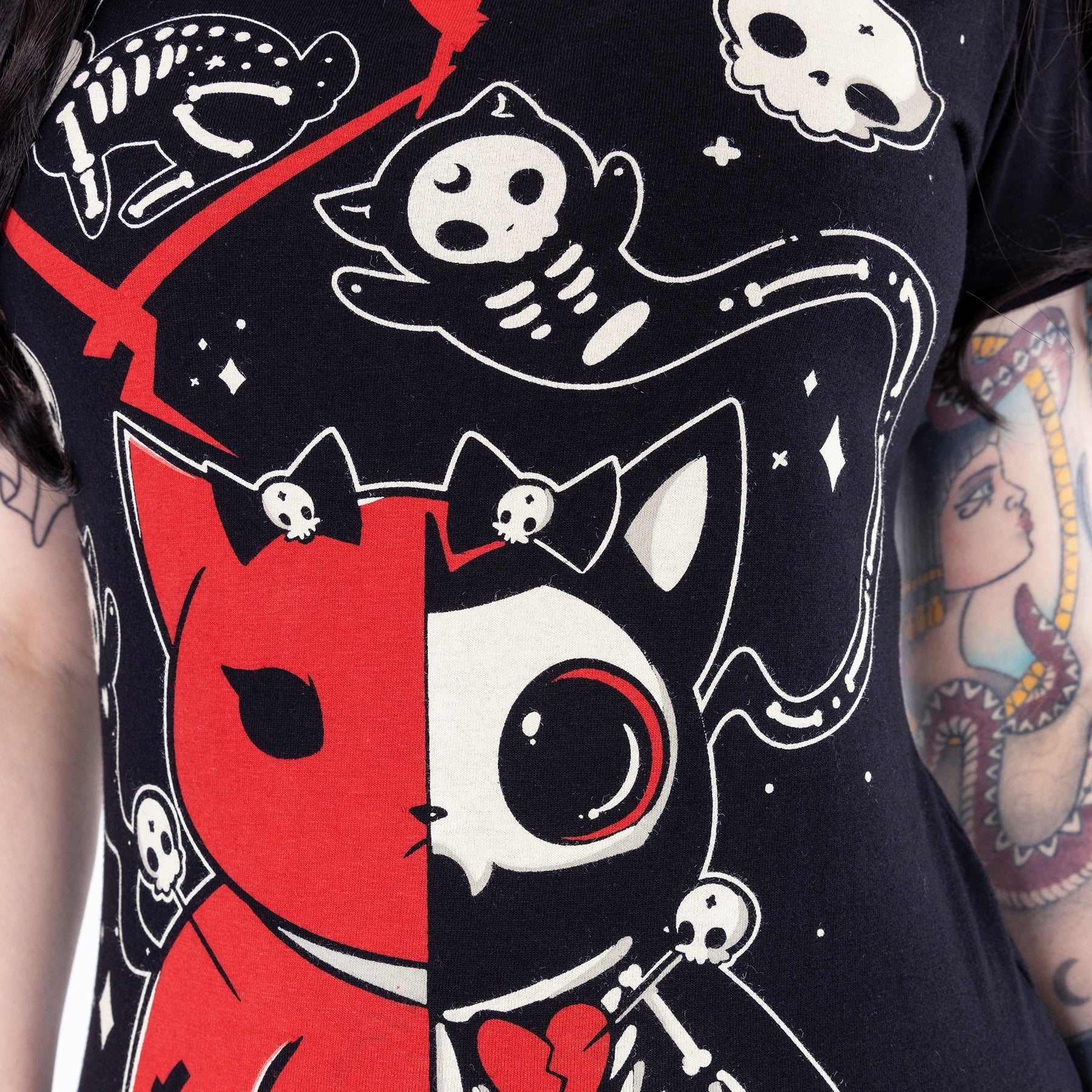Schwarz-rotes Oberteil UNDEAD KITTY T SHIRT mit detailliertem Print von Cupcake Cult