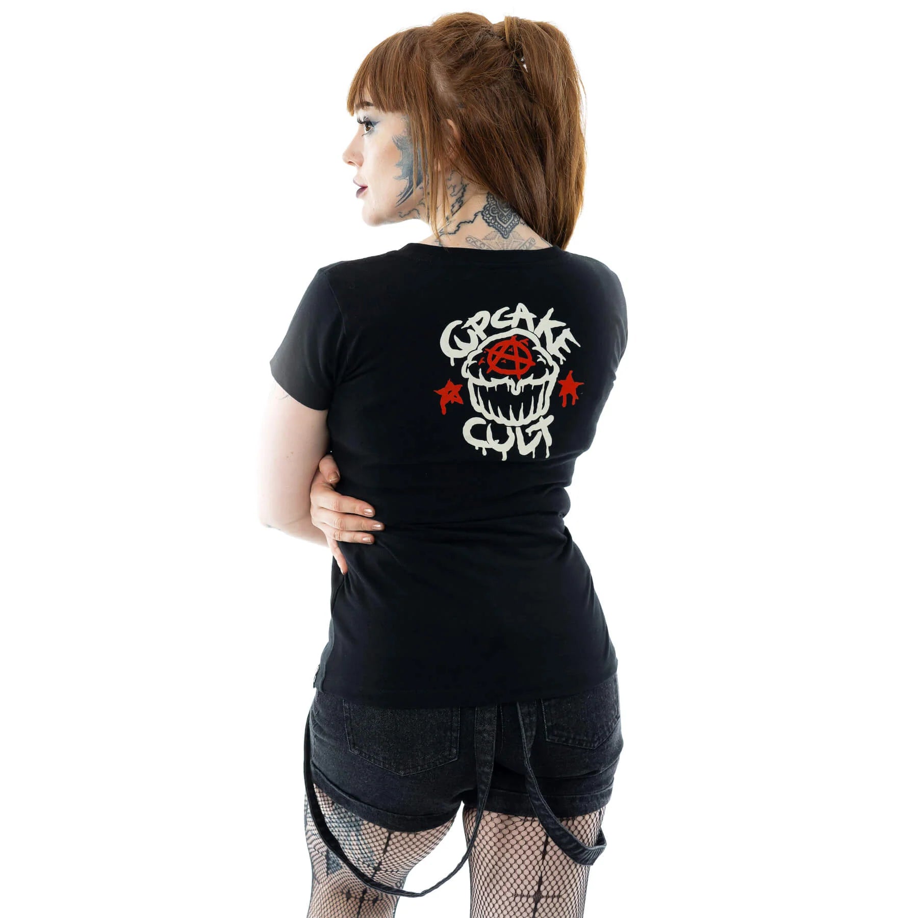 Schwarz-rotes Oberteil VOODOO VAMP T SHIRT mit detailliertem Print von Cupcake Cult