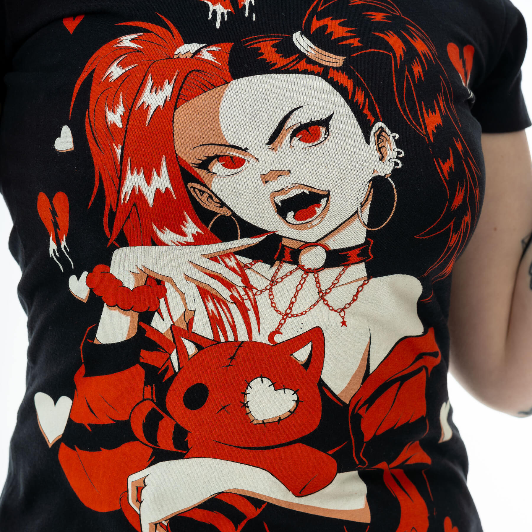 Schwarz-rotes Oberteil VOODOO VAMP T SHIRT mit detailliertem Print von Cupcake Cult
