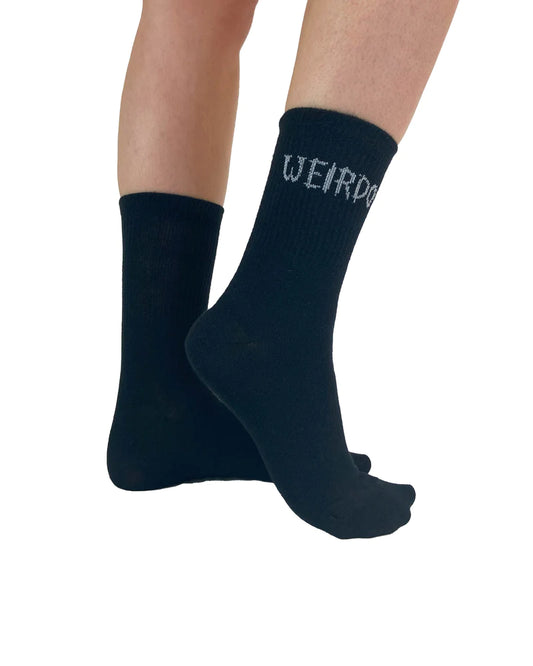 Schwarze Weirdo Socks mit weißem Weirdo-Print von Pamela Mann