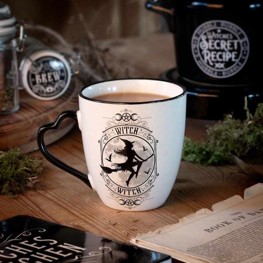 Weiße Tasse Witch Mug mit schwarzem Hexenprint und schwarzem Herzhenkel von Alchemy