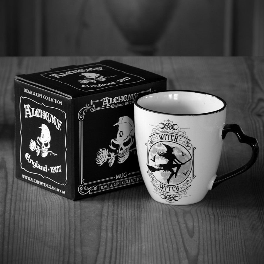 Weiße Tasse Witch Mug mit schwarzem Hexenprint und schwarzem Herzhenkel von Alchemy