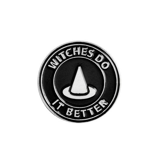 Schwarzer, runder Emaille-Pin mit Hexenhut und Aufschrift 'Witches Do It Better'