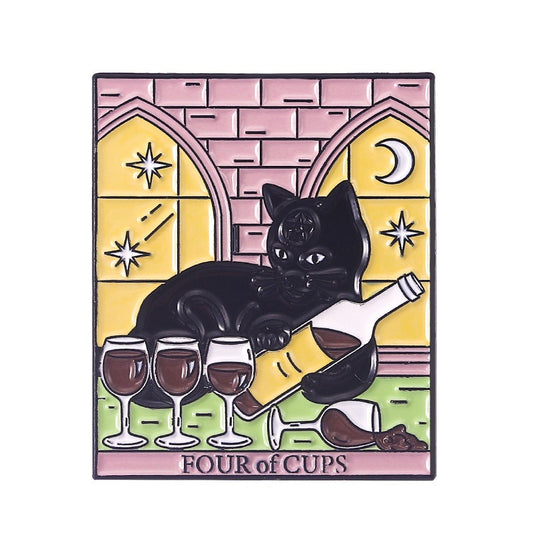 Kleiner Emaille-Anstecker FOUR OF CUPS ENAMEL PIN in Pastellfarben mit einer Katze, einer Weinflasche und einigen Weingläsern von Moon Attic