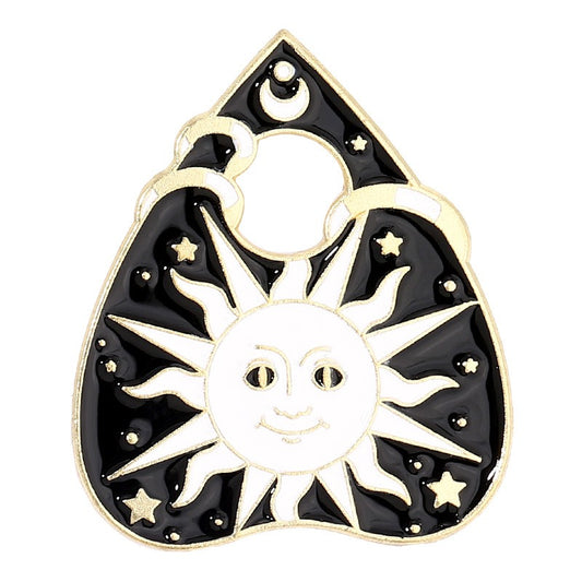 Kleiner, schwarzer Emaille-Anstecker SUN PLANCHET ENAMEL PIN in Form einer Ouija-Planchette mit einer goldenen Sonne von Moon Attic