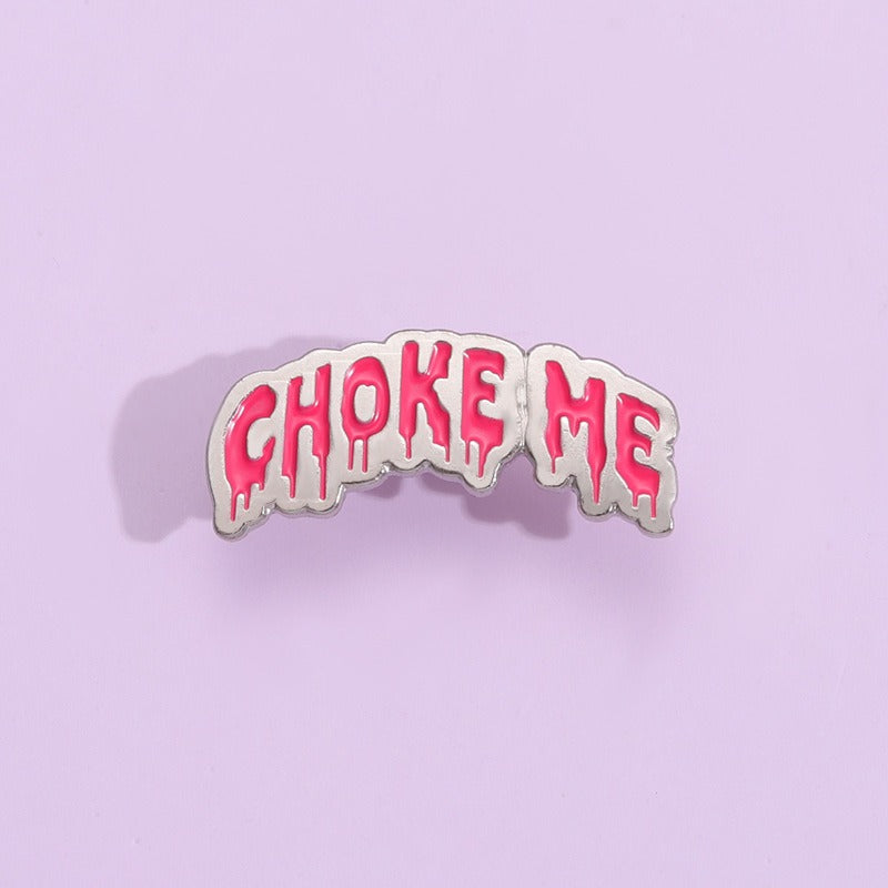 Kleiner Emaille-Anstecker CHOKE ME ENAMEL PIN mit Schrift Design von Moon Attic