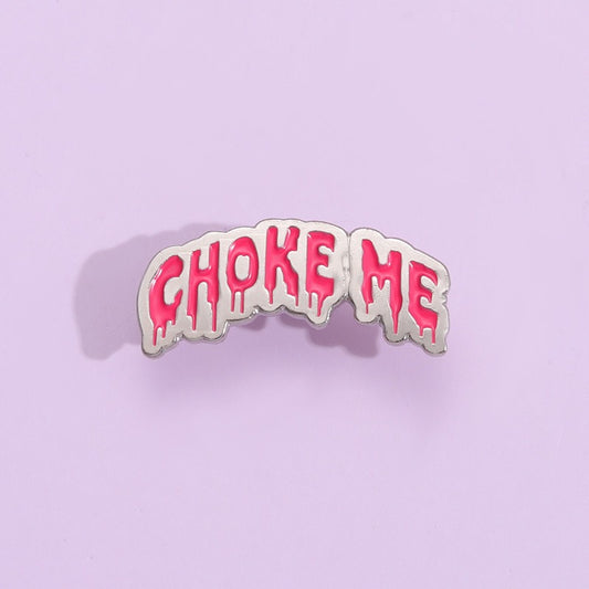 Kleiner Emaille-Anstecker CHOKE ME ENAMEL PIN mit Schrift Design von Moon Attic