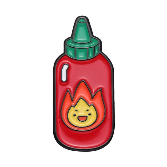 Kleiner, roter Emaille-Anstecker HOT SAUCE ENAMEL PIN in Form einer Sriracha-Flasche mit niedlicher Flamme von Moon Attic