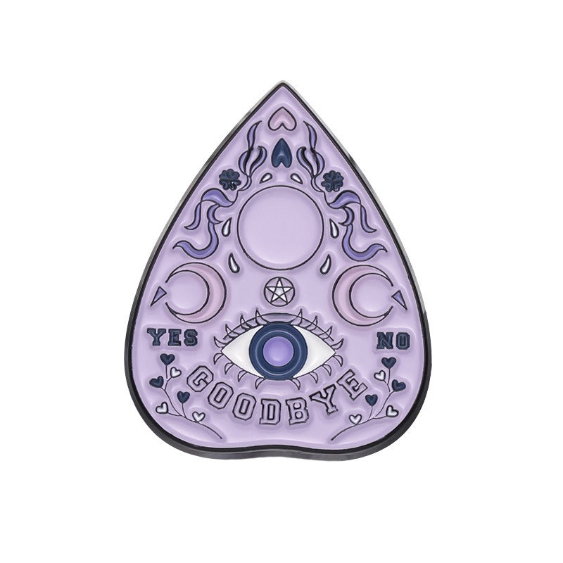 Kleiner, lilafarbender Emaille-Anstecker PURPLE PLANCHETTE ENAMEL PIN mit Ouijaplanchette mit vielen, kleinen Details von Moon Attic