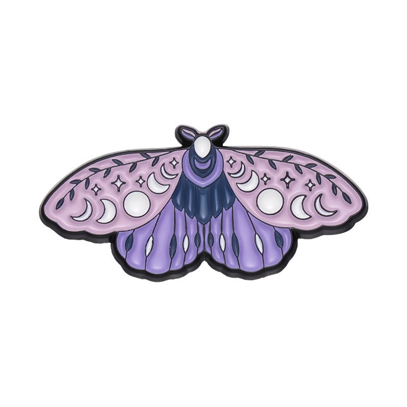 Kleiner, lilafarbender Emaille-Anstecker PURPLE MOTH ENAMEL PIN in Form einer Motte mit vielen, kleinen Details von Moon Attic