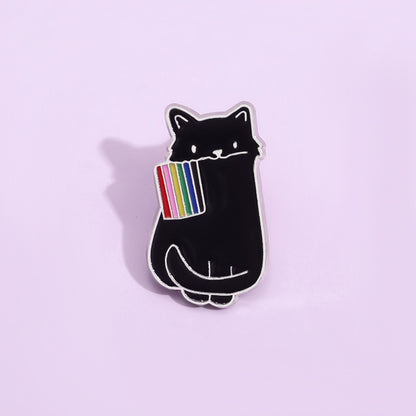 Kleiner, katzenförmiger Emaille-Anstecker PROUD BLACK CAT ENAMEL PIN mit Pride-Fahne von Moon Attic