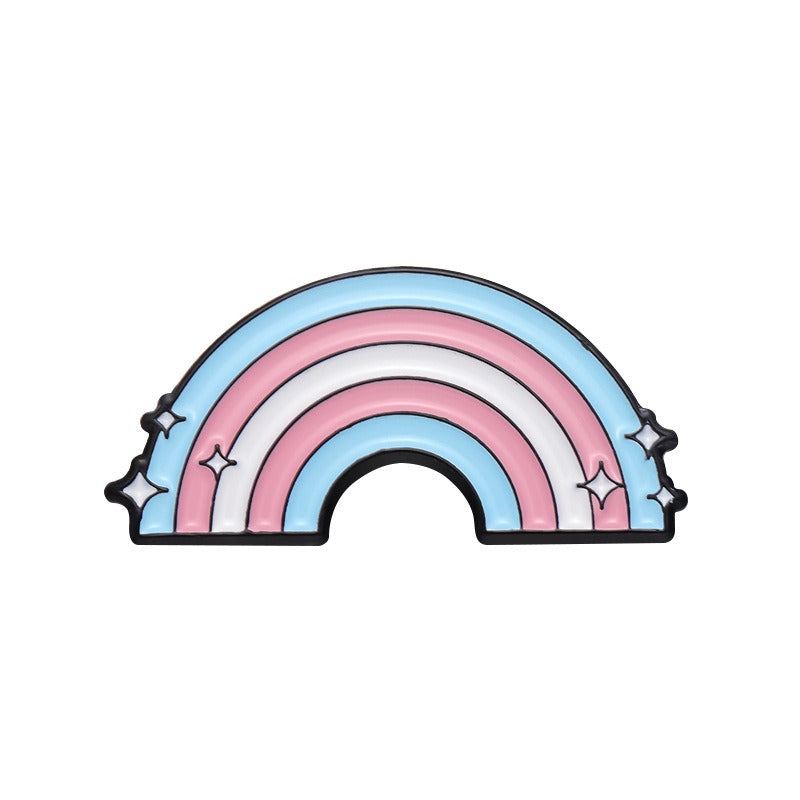 Kleiner, regenbogenförmiger Emaille-Anstecker TRANS RAINBOW ENAMEL PIN in den Farben hellblau, rosa und weiß von Moon Attic