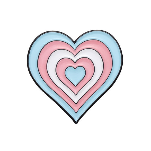 Kleiner, herzförmiger Emaille-Anstecker TRANS HEART ENAMEL PIN in den Farben hellblau, rosa und weiß von Moon Attic