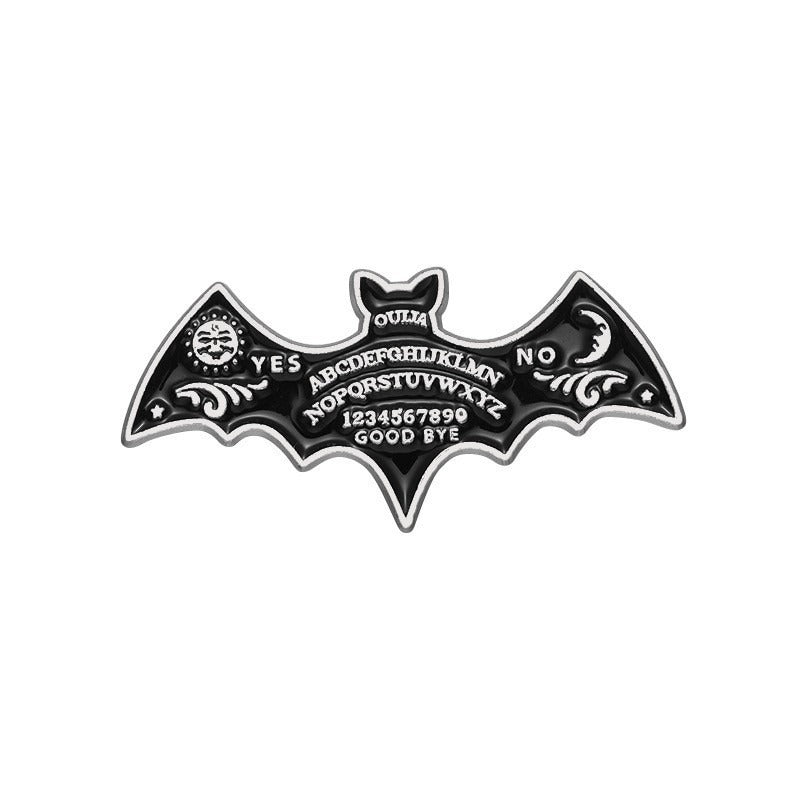 Kleiner, schwarzer Emaille-Anstecker OUIJA BAT ENAMEL PIN in Form einer Fledermaus von Moon Attic