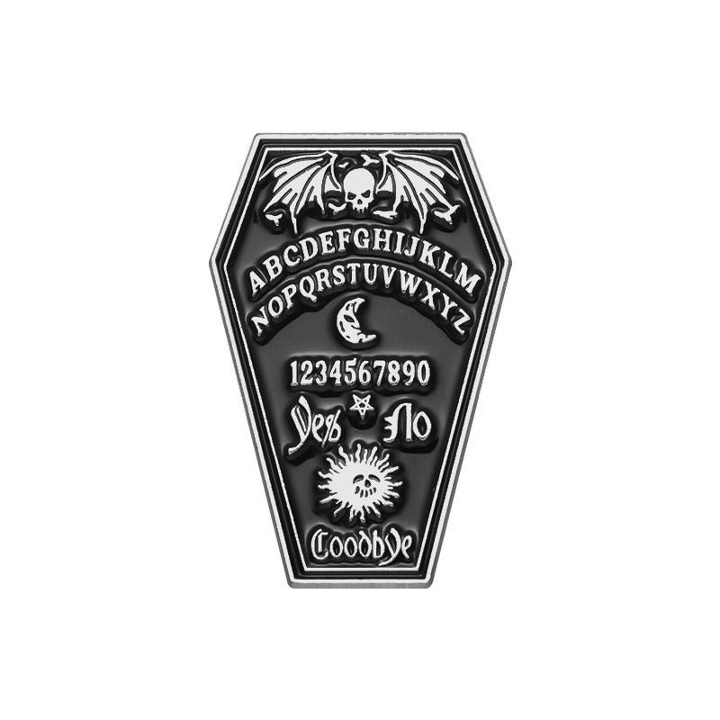 Kleiner, schwarzer Emaille-Anstecker OUIJA COFFIN ENAMEL PIN in Form eines Sarges von Moon Attic