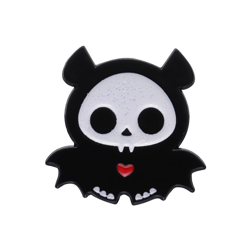 Kleiner, schwarzer Emaille-Anstecker COMIC BAT ENAMEL PIN in Form einer Fledermaus mit kleinem, rotem Herz von Moon Attic