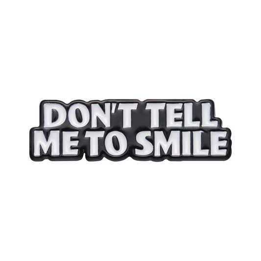 Kleiner, schwarz-weißer Emaille-Anstecker DON'T TELL ME TO SMILE ENAMEL PIN von Moon Attic